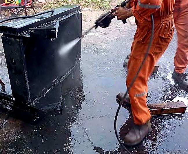 Limpieza con hidrolavadora de pieza industrial
